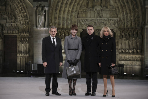 Carla Bruni (tengah) hadiri pembukaan kembali Katedral Notre-Dame di Paris, Prancis, Minggu (8/12/2024). Foto: CHRISTOPHE PETIT TESSON Pool via REUTERS