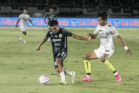 Pemain PSS Sleman Paulo Oktavianus Sitanggang (kiri) berebut bola dengan pemain Persib Bandung Moh. Edo Febriansah (kanan) dalam pertandingan BRI Liga 1 di Stadion Manahan, Solo, Jawa Tengah, Senin (9/12/2024). Foto: Mohammad Ayudha/ANTARA FOTO