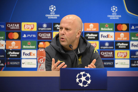 Pelatih Liverpool Arne Slot menjawab pertanyaan wartawan saat sesi konferensi pers jelang pertandingan Liga Champions antara Girona menghadapi Liverpool di  Montilivi stadium, Girona, Senin (9/12/2024). Foto: Josep Lago/AFP