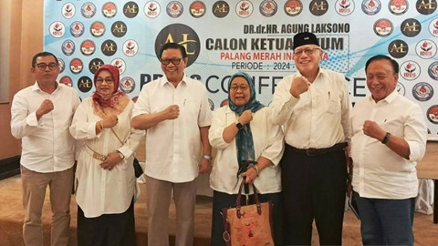 Kandidat Ketua Umum Palang Merah Indonesia (PMI) untuk periode 2024-2029 Agung Laksono (ketiga dari kiri) dalam konferensi pers di Jakarta, Jumat (6/12/2024).  Foto: Lintang Budiyanti Prameswari/Antara