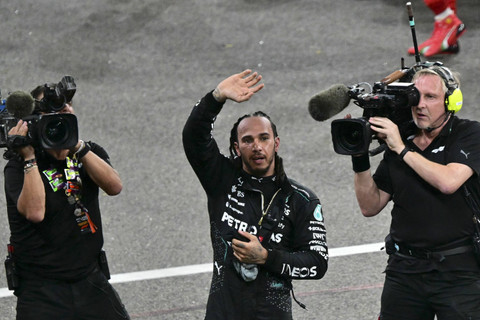 Pembalap Mercedes asal Inggris Lewis Hamilton menyapa para penggemar usai Grand Prix Formula Satu Abu Dhabi di Sirkuit Yas Marina, Abu Dhabi, Minggu (8/12/2024). Foto: Andrej Isakovic/AFP