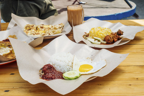 Ilustrasi budaya sarapan Malaysia mencangkup nasi lemak, roti canai hingga teh tarik. Foto: ThamKC/Shutterstock