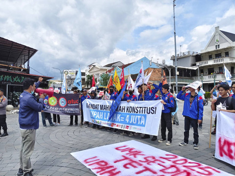 Sejumlah buruh di Yogyakarta menggelar aksi di Tugu Yogyakarta, Selasa (10/12/2024). Mereka menuntut agar upah 2025 di Yogyakarta naik menjadi Rp 4 juta. Foto: Arfiansyah Panji Purnandaru/kumparan