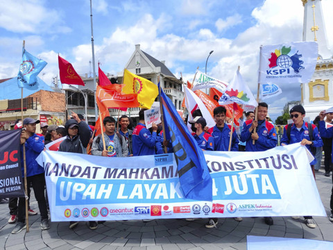Sejumlah buruh di Yogyakarta menggelar aksi di Tugu Yogyakarta, Selasa (10/12/2024). Foto: Arfiansyah Panji Purnandaru/kumparan