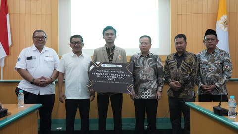 Sebanyak 24 mahasiswa Universitas Gadjah Mada (UGM) menerima beasiswa hilirisasi dari PT Indonesia Morowali Industrial Park (IMIP) di gedung rektorat UGM, Selasa (10/12/2024). Foto: Dok. IMIP