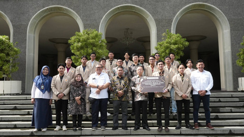 Sebanyak 24 mahasiswa Universitas Gadjah Mada (UGM) menerima beasiswa hilirisasi dari PT Indonesia Morowali Industrial Park (IMIP) di gedung rektorat UGM, Selasa (10/12/2024). Foto: Dok. IMIP