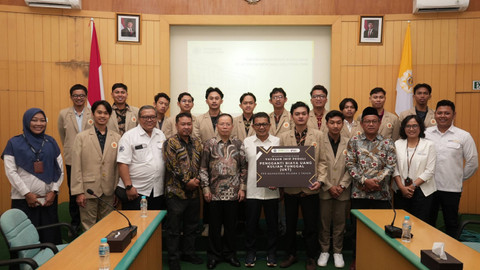 Sebanyak 24 mahasiswa Universitas Gadjah Mada (UGM) menerima beasiswa hilirisasi dari PT Indonesia Morowali Industrial Park (IMIP) di gedung rektorat UGM, Selasa (10/12/2024). Foto: Dok. IMIP