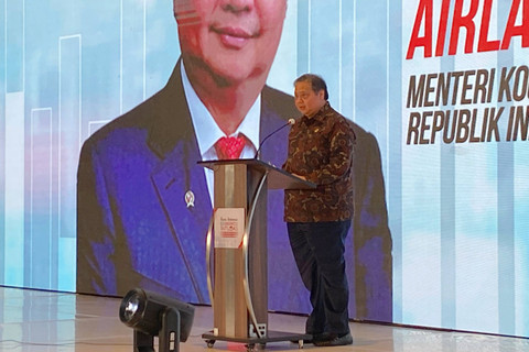 Menko Perekonomian Airlangga Hartarto memberikan sambutan saat menghadiri Bisnis Indonesia Economic Outlook 2025 di Jakarta, Selasa (10/12/2024). Foto: Muhammad Fhandra/kumparan