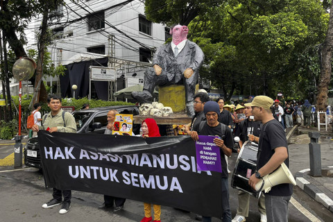Sejumah pengunjuk rasa mengikuti aksi LongMarch Karnaval HAM di Jakarta, Selasa (10/12/2024).  Foto: Rayyan Farhansyah/kumparan