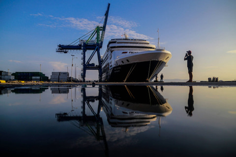 Seorang warga memotret Kapal Pesiar MV Vasco Da Gama saat bersandar di Pelabuhan Ahmad Yani, Ternate, Maluku Utara, Selasa (10/12/2024). Foto: Andri Saputra/ANTARA FOTO