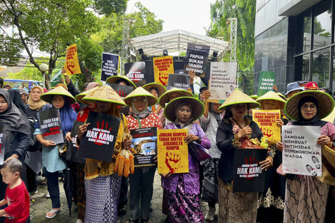 Sejumah pengunjuk rasa membentangkan poster saat mengikuti aksi Karnaval HAM di Jakarta, Selasa (10/12/2024). Foto: Rayyan Farhansyah/kumparan