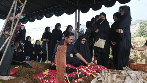 Prosesi pemakaman ibunda Ussy Sulistiawaty di TPU Jeruk Purut, Selasa (10/12/2024). Foto: Giovanni/kumparan