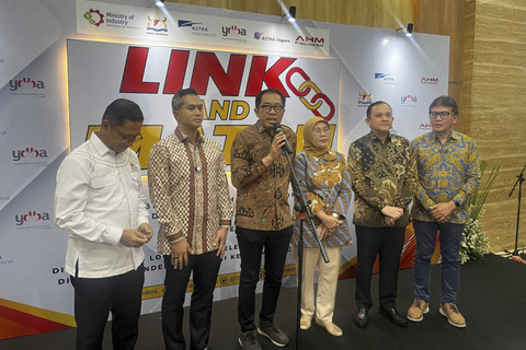 Ketua Umum Kadin Indonesia Anindya Bakrie, Wakil Menteri Perindustrian Faisol Riza, dan Kadin Indonesia Bidang Perindustrian Saleh Husin usai gelaran Link And Match Industri Otomotif di Kantor Kemenperin, Selasa (10/12/2024). Foto: Widya Islamiati/kumparan