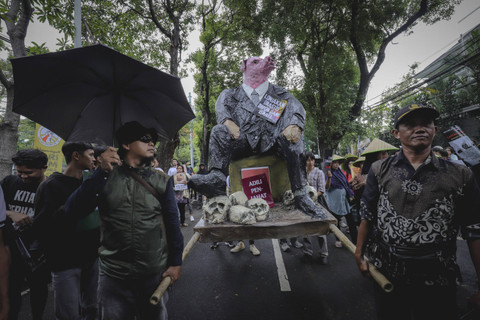 Massa yang tergabung dalam kelompok masyarakat sipil dari berbagai latar belakang menggelar aksi Karnaval HAM 2024 dalam rangka memperingati Hari Hak Asasi Manusia (HAM) di Jalan Latuharhari, Jakarta, Selasa (10/12/2024). Foto: Jamal Ramadhan/kumparan