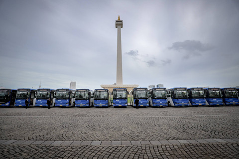 Ratusan bus listrik Transjakarta berjejer di kawasan Monumen Nasional, Jakarta, Selasa (10/12/2024). Foto: Jamal Ramadhan/kumparan