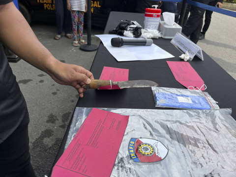 Pisau yang digunakan RS (40) menikam 3 bocah di Deli Serdang, Sumut.  Foto: Tri Vosa Fabiola Ginting/kumparan