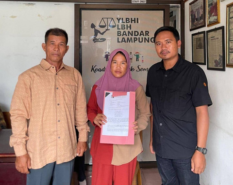 Direktur LBH Bandar Lampung, Sumaindra Jarwadi bersama Keluarga Almarhum Ramadon. | Foto: LBH Bandar Lampung