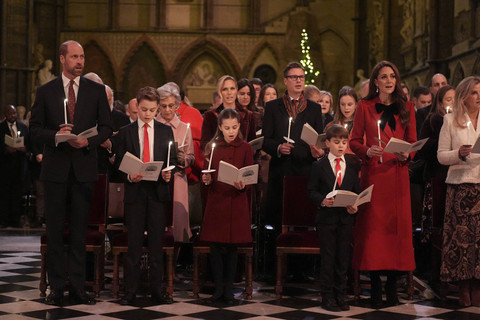 Pangeran Wales, Pangeran George, Putri Charlotte, Pangeran Louis dan Putri Wales selama kebaktian lagu-lagu Natal bersama di Westminster Abbey di London. Tanggal pengambilan gambar: Jumat, 6 Desember 2024. Foto: Isabel Infantes/REUTERS
