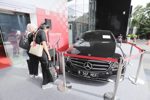 Pengunjung melihat barang rampasan yang dilelang secara online yang diselenggarakan KPK bekerja sama dengan Direktorat Jenderal Keuangan Negara Kemenkeu, yang dipamerkan di gedung KPK, Jakarta (10/12/2024). Foto: Jamal Ramadhan/kumparan