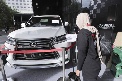 Pengunjung melihat barang rampasan yang dilelang secara online yang diselenggarakan KPK bekerjasama dengan Direktorat Jenderal Keuangan Negara Kemenkeu, yang dipamerkan di gedung KPK, Jakarta (10/12/2024). Foto: Jamal Ramadhan/kumparan