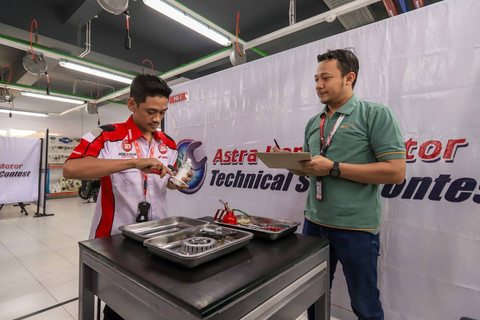 Persiapan tim mekanik sepeda motor Honda Indonesia sebelum mengikuti kejuaraan Honda Asia & Oceania Motorcycle Technician Skill Contest (AOC) di Filipina. Foto: Astra Honda Motor