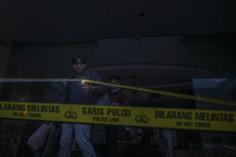 Pegawai mengamankan barang-barang usai ledakan di gedung perkantoran Bulungan, Jakarta, Selasa (10/12/2024). Foto: Muhammad Ramdan/ANTARA FOTO