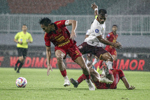Pemain Persija Jakarta Rizky Ridho (kiri) menguasai bola dengan dikawal pemain Borneo FC Samarinda Habibi A Jusuf (kanan) dalam lanjutan BRI Liga 1 di Stadion Pakansari, Kabupaten Bogor, Jawa Barat, Selasa (10/12/2024). Foto: Yulius Satria Wijaya/ANTARA FOTO