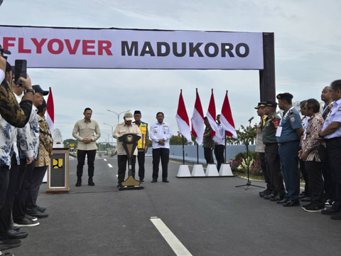 Presiden Republik Indonesia, Prabowo Subianto meresmikan flyover atau jalan layang Madukoro di Semarang, Jawa Tengah, Rabu (11/12/2024).  Foto: Zamachsyari/kumparan