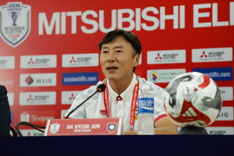 Pelatih Timnas Laos, Ha Hyeok-jun, di Piala AFF 2024. Foto: Lao FF
