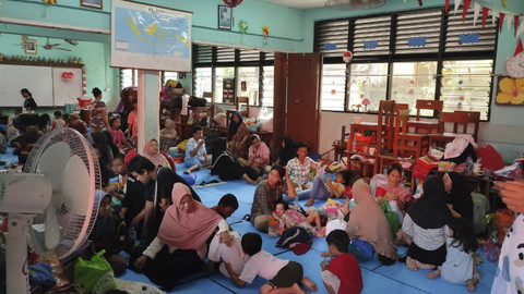 Suasana di SDN 09 Kebon Kosong yang dijadikan posko pengungsian warga terdampak kebakaran di Kemayoran, Jakarta Pusat. Foto: Rachmadi Rasyad/kumparan