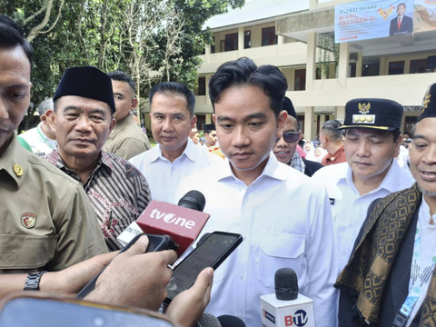 Wapres Gibran Rakabuming Raka saat memberikan keterangan kepada media usai simulasi makan gratis di Muhammadiyah Boarding School, Kemang, Kabupaten Bogor, Rabu (11/12/2024). Foto: Dok. kumparan