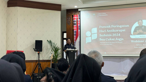 Kepala KPPBC TMP B Yogyakarta, Tedy Himawan, memberikan sambutan pada pembukaan webinar antikorupsi, Selasa (10/12). Foto: Hafiq/Pandangan Jogja
