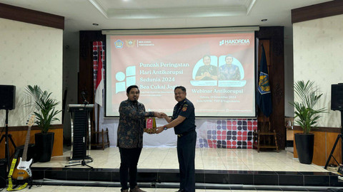Peneliti Pusat Kajian Antikorupsi (PUKAT) Fakultas Hukum Universitas Gadjah Mada, Yuris Rezha Kurniawan, Bersama Kepala KPPBC TMP B Yogyakarta, Tedy Himawan. Foto: Hafiq/Pandangan Jogja