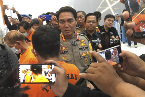 Polisi menanyai pelaku penculikan Santi Agustina warga asal Antapani, Bandung, dalam jumpa pers di Mapolrestabes Bandung, pada Rabu (11/12/2024).  Foto: Robby Bouceu/kumparan