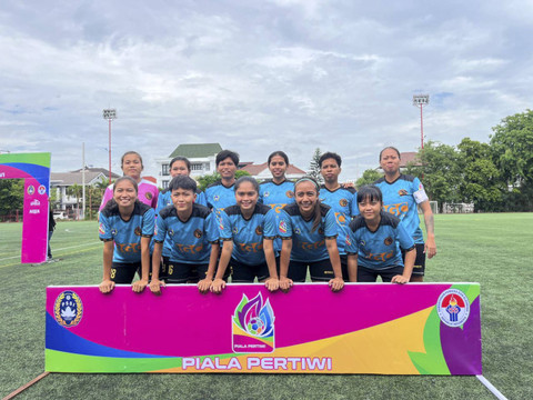 Tim Sulawesi Selatan berfoto dalam pertandingan Grup A Piala Pertiwi 2024 di Lapangan Akademi Persija, Pulomas, Jakarta, Rabu (11/12/2024). Foto: Aji Nugrahanto/kumparan