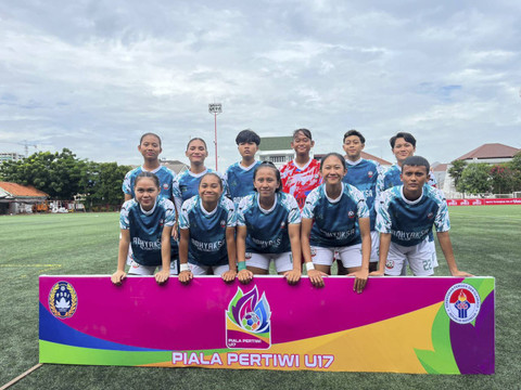 Tim Sepak Bola Kalimantan Tengah berfoto dalam pertandingan Grup A Piala Pertiwi 2024 di Lapangan Akademi Persija, Pulomas, Jakarta, Rabu (11/12/2024). Foto: Aji Nugrahanto/kumparan