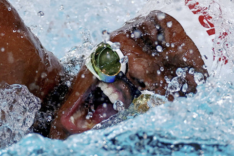 Vanessa Bobimbo dari Kongo terlihat dengan kacamata renangnya yang terlepas saat cuaca panas pada Olimpiade Paris 2024 cabor Renang kategori Gaya Bebas 50m Putri pada Babak Penyisihan di Paris La Defense Arena, Nanterre, Prancis (3/8/2024). Foto: Ueslei Marcelino/REUTERS