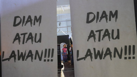 Pengunjung mengamati koleksi dalam pameran 'Herstory' di Museum Bank Indonesia (BI), Kota Tua, Jakarta, Rabu (11/12/2024). Foto: Jamal Ramadhan/kumparan