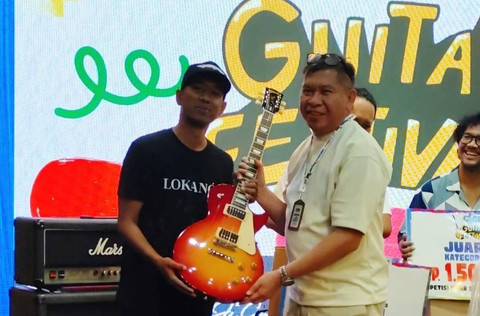 Gitaris asal Ketapang, Kalimantan Barat berhasil meraih juara 1 pada kategori umum dalam gelaran kompetisi 'Guitar Festival Indonesia 2024'. Foto: Instagram @gibsonguitars.id