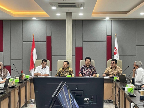 Kepala Pusat Riset Ekonomi Makro dan Keuangan Badan Riset dan Inovasi Nasional (BRIN) Zamroni Salim dan Peneliti Ekonomi Makro dan Keuangan, Pihri Buhaera di Kantor BRIN, Jakarta, Rabu (11/12). Foto: Ghifari/kumparan
