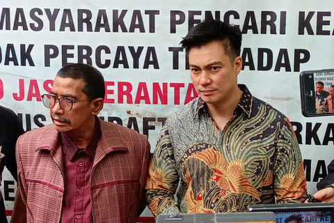 Baim Wong (kanan) dan kuasa hukumnya, Fahmi Bachmid usai mengikuti sidang cerai lanjutan di Pengadilan Agama Jakarta Selatan, Rabu (11/12/2024). Foto: Aprilandika Pratama/kumparan