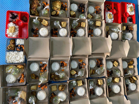 Contoh makanan yang dibagikan ke satpam dan OB. Foto: kumparan