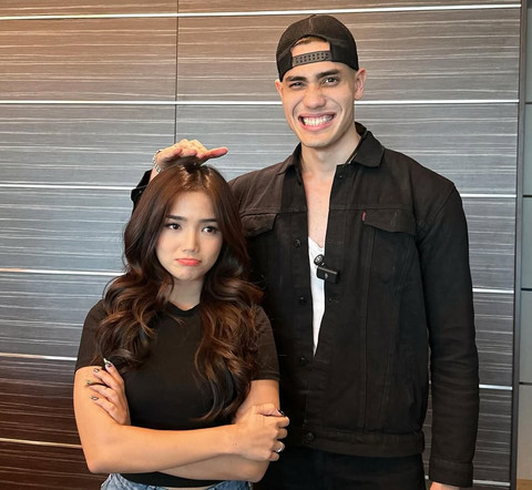 Fujianti Utami dengan YouTuber Malaysia Aisar Khaled. Foto: Instagram/fuji_an