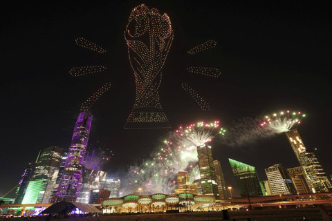 Sebuah tayangan drone menampilkan "Trofi Piala Dunia" saat Arab Saudi diumumkan sebagai negara tuan rumah untuk Piala Dunia FIFA 2034 di Riyadh, Arab Saudi, Rabu (11/12/2024). Foto:  Saudi Arabia Football Association/Handout via REUTERS 