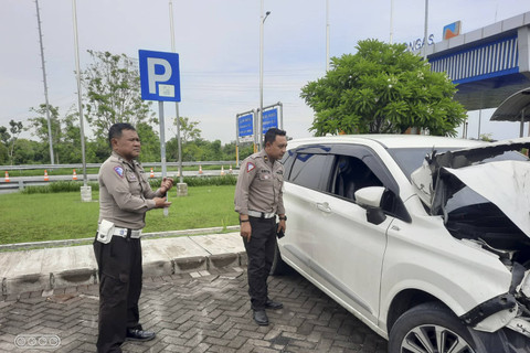Mobil pelatih Persewangi Banyuwangi mengalami kecelakaan di Tol KM 842/200 B Tol Pasuruan-Probolinggo (Paspro), Kamis (12/12/2024). Foto: Dok. Polres Probolinggo