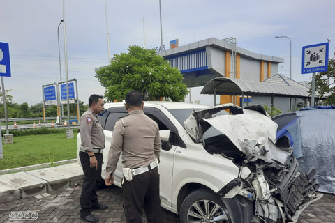 Mobil pelatih Persewangi Banyuwangi mengalami kecelakaan di Tol KM 842/200 B Tol Pasuruan-Probolinggo (Paspro), Kamis (12/12/2024). Foto: Dok. Polres Probolinggo