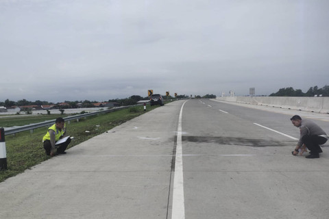 Mobil pelatih Persewangi Banyuwangi mengalami kecelakaan di Tol KM 842/200 B Tol Pasuruan-Probolinggo (Paspro), Kamis (12/12/2024). Foto: Dok. Polres Probolinggo