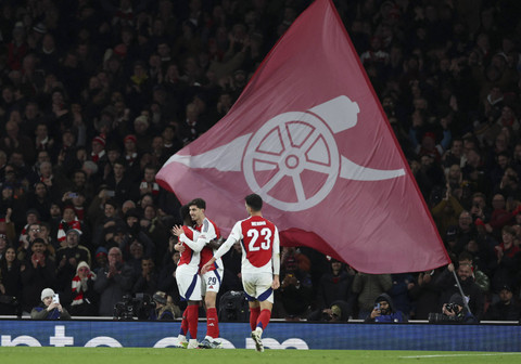 Kai Havertz dari Arsenal merayakan gol ketiga dengan Bukayo Saka pada pertandingan Liga Champions antara Arsenal melawan AS Monaco di Stadion Emirates, London, Inggris, Kamis (12/12/2024) dini hari WIB. Foto: Toby Melville/REUTERS