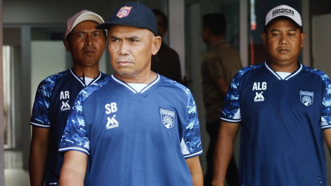 Pelatih Persewangi, Syamsuddin Batola. Foto: Instagram @persewangiofficial
