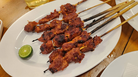 Sate rembiga khas Lombok di restoran Ayam Taliwang As'ad Cipete, Jakarta Selatan. Foto: Azalia Amadea/Kumparan